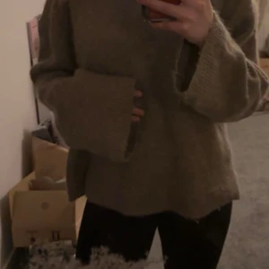 Stickad tröja Gina tricot🤍 - Knappt använd stickad tröja från Gina tricot och även slutsåld på hemsidan. Säljer pågrund av att jag har flera av dessa tröjor i olika färger.🤎