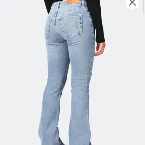 Säljer mina ljusblå lågmidjade bootcut jeans från junkyard. De är i super fint skick då de nästan aldrig kommit till användning. Nypris 600kr❣️