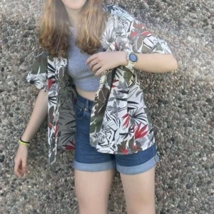 Somrig skjorta  - Fin skjorta perfekt till sommaren. Jag har själv köpt den på second hand och bara använt den fåtal gånger. Säljer pga den inte kommer till användning. Passar XS-L beroende på hur man vill att den ska sitta. Finns inga direkta defekter :) 