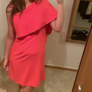 Of shoulder klänning   - Jättesöt sommarklänning🧡Den är offshoulder men de finns ett band till (sista bilden) & sitter bra utan bandet. Passar bra till studenter, sommarfester mm🥰Den är orange/korall färgad, verkligen så fint! Är i S/M! Bara att fråga på & lägg prisförslag!