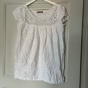 Studentklänning - Jättesöt vit klänning från Saint Tropez💕