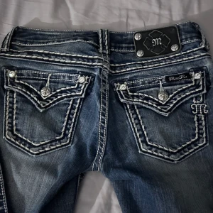 lågmidjade miss me jeans - jätte snygga lågmidjade miss me jeans  aldrig använda💗 lägg gärna bud