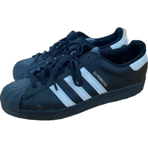 adidas superstar 43 - Säljer mina älskade adidas superstar! Köpta på ASOS!🫶🏽💕💌 NYPRIS: 1279, Säljer för 600+frakt🫧  Skick: bra, använda, hela<3