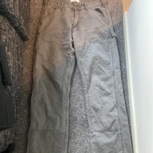 Double knee carpenter pants - Snygga byxor liknar vuja de byxor Står XL men passar mig som brukar ha 31/32 i midjan och 32 i längd