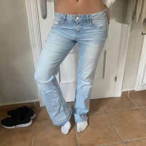 Lågmidjade jeans  - Säljer dessa snygga lågmidjade jeans från hm😻