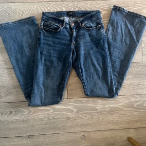 Bootcut jeans - Vero Moda jeans i storlek small och längd 34. Bra i längd för mig som är 1,73. Materialet är stretchigt. 