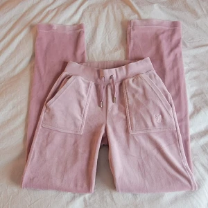 Juicy Couture Byxor - Inga tydligare tecken av användning, dom är i färgen zephyr💕 kp för mer info💝 Pris kan diskuteras 