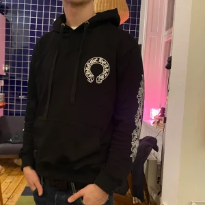 CHROME HEARTS hoodie - Chrome hearts hoodie i mycket bra skick, Storleken är M men liten i storleken. Kan skicka måtten på den. Kom privat för frågor eller fler bilden. Modellen på bilden är 184 och väger 66kg.
