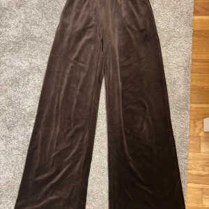 Mjukis byxor  - Ett par bruna byxor i jätte skönt material. Använda några få gånger men har inga skador som jag ser. Vid fler frågor så är det bara att skriva!💗