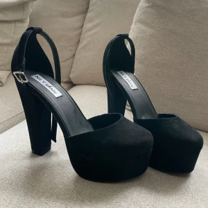 Högklacka  - Använda en gång därav inget att anmärka på.