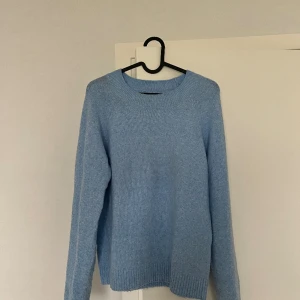 Stickad tröja - Lång armad stickad tröja i en superfin blå färg! Den är använd 2 gånger och i super skick Säljer för 119kr