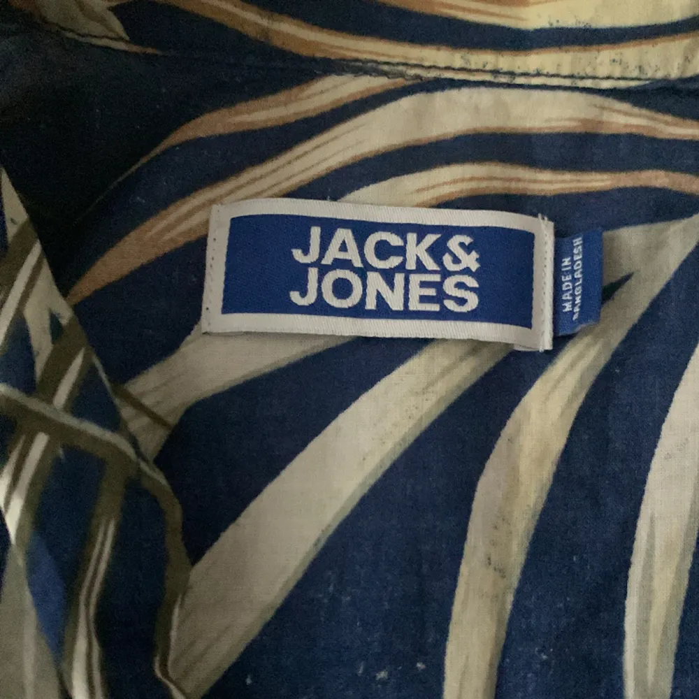 HEJ! Säljer denna Jack & Jones skjorta då den är för liten. Använd ett fåtal gånger. Skick 10/10. Pris kan diskuteras. Köparen står för frakten.. Skjortor.
