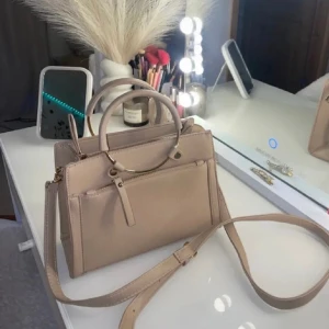 Väska - Handväska från zara. Band tillkommer !! Nyskick!