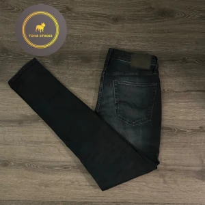 Jack and Jones jeans - | Jack and Jones jeans | Skick 9/10 | Strl 32/34 | Pris 99| Modell - Skinny Liam | Modellen på bilden är ca 185 | Hör av dig vid minsta fundering!