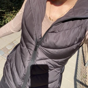 Zara väst - Västen är i prefekt form, har bara använt den några gånger. Den sitter jätte fint vid midjan. Original priset på den är 499 därför satsar jag mellan 350-400. Tar bara emot Swish 