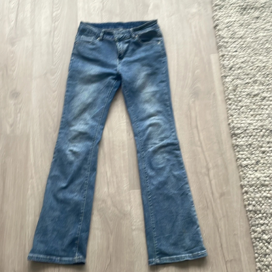 Snygga lågmidjade flare jeans