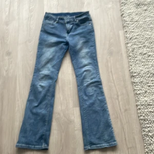 Snygga lågmidjade flare jeans - Jag är 170 då dessa är för korta så skulle säga att d passar  folk som e 160/167?Kanske lite längre, jätte jätte fina❤️ Storlek S
