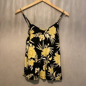 Linne - Mönstrat linne från Gina Tricot, storlek xs 