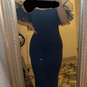 Blå klänning  - En jettefin blå klänning med sånna puffiga armar om man vill lägga till dom annars kan man ha den ensam som en basic off shoulder klänning, den är använd en gång och är i väldigt bra skick, kontakta vid frågor💕