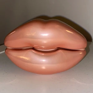 Nude Lips - Kylie Jenner by KKW Fragrence - Parfym som inte säljs längre. Doften passade inte mig, så säljer vidare. Skada på locket, men påverkar självklart inte mer än utseendet.