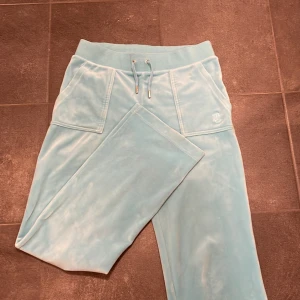 Juicy byxor - Ett par turkosa/blåa juicy byxor💘säljer på grund av att jag inte gillar färgen längre och då kommer de inte till användning🙃vid frågor eller mer bilder skriv privat! Pris går även att diskutera🤍