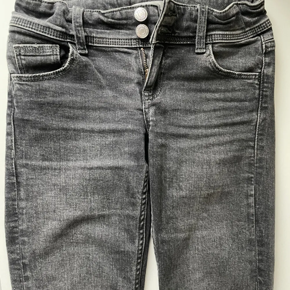 Gina Tricot Young mörkgråa/svarta flare pocket jeans i strl 146, de är använda ganska många ggr men fortfarande i ganska fint skick🤍Kan skicka fler bilder om man vill.. Jeans & Byxor.