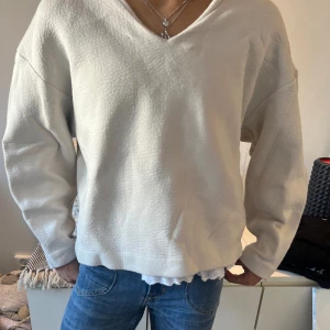 Cool tröja  - Super cool beige tröja. Lite skrynklig och har använts 10+ gånger men super fin ändå