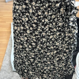 Kjol - Blommig gullig kjol💞 den är i storlek 134/140 men passar även xs