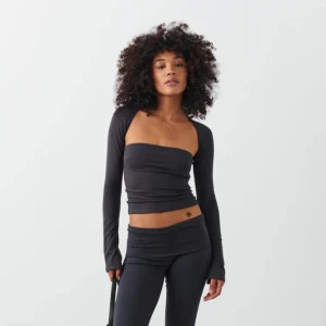 GINA TRICOT Topp - Säljer denna jättefina toppen ifrån Gina Tricot då den inte kommit till någon användning. Den är helt oanvänd, endast testad.