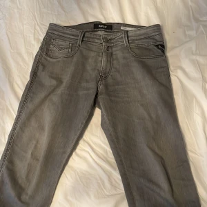 Replay jeans - Säljer dessa riktigt feta jeansen från replay. Säljer då jag inte tycker om de längre. Inga defekter alls! Strl 32/30!