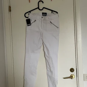 Jacson ridbyxor Malin - Ridbyxa Malin från Jacson. Aldrig använda och har lappen kvar. Nypris 799 kr. Köparen står för eventuell frakt 