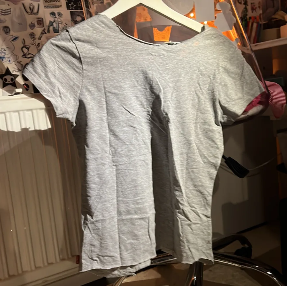 En vintage Levis tröja som jag klippte till en pdf shoulders tröja är i bra skick och är fin. / är dok lite dyr för den är vintage. T-shirts.