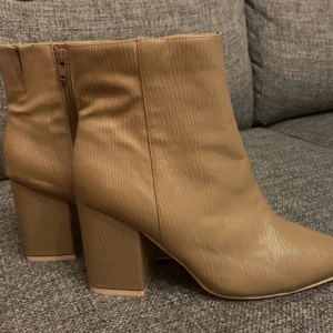 NLY klackskor  - Säljer mina Nly klackskor som inte går att köpa längre aldrig andvänt dem de har mest varit i vägen faktiskt. Skorna är i storlek 39. Och väldigt högklackade. 