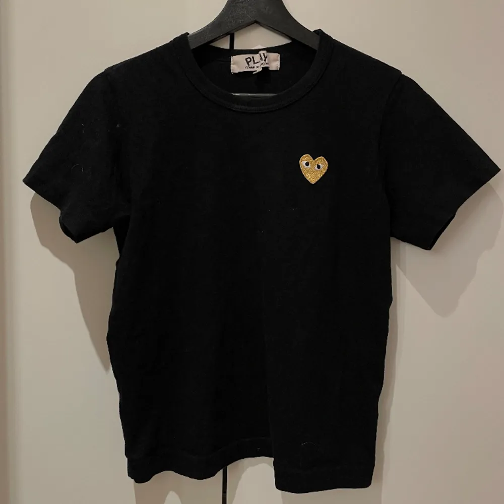 Säljer denna sjukt snygga t-shirt från Comme des Garçons i strl S med ett guldigt hjärta❤️ Väldigt sparsamt använd o i mycket bra skick . T-shirts.