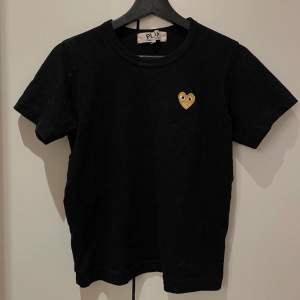 Säljer denna sjukt snygga t-shirt från Comme des Garçons i strl S med ett guldigt hjärta❤️ Väldigt sparsamt använd o i mycket bra skick 