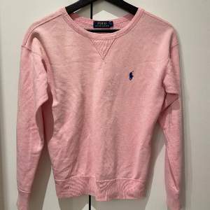Säljer denna superfina rosa sweatshirten från Ralph Lauren, ej nopprig och sparsamt använd❤️