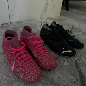 Fotbollsskor - Två par fotbollsskor som har blivit för små för min bror. De mörka är strl 37,5 och de rosa är i strl 38. De mörka skorna i märket puma har lite slitna dubbar men annars är det inget fel på de. Dem rosa är det inget fel på! 🚨SÄLJER BÅDA FÖR 600‼️🚨