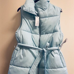 Babyblå väst - Helt ny väst från nelly, lappen är fortfarande på. Nypris 599kr Säljer för 250 Köparen står för frakten!!