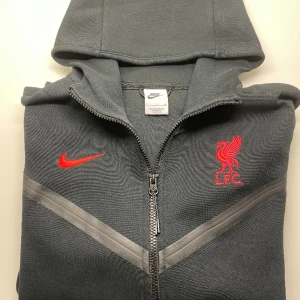 Liverpool nike tech  - Liverpool nike tech, köpt för ca 1 år sedan för 1300 men aldrig använd,Pris kan diskuteras