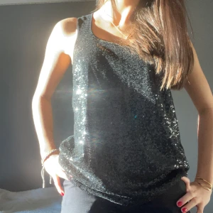 Glittrig top - Glittrig topp från Vero Moda. Minns inte riktigt när det är köpt men ny pris för ca 299kr. Har använt den max 1 gång och säljer för 70kr . Skriv för fler bilder💗