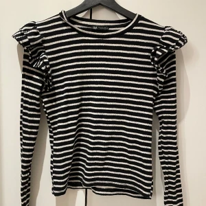 Randig tröja med volang - Säljer denna fina randiga tröja med volang i ärmarna från Zara💕 storlek  M