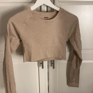 Så snygg bikbok tränings topp - Så snygg topp från bikbok i träningsmaterial som är så mjukt, den är ribbad och i bra skick! 😊 nästan aldrig använd! 