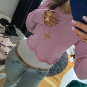 Rosa tröja - Jättefin tröja som är perfekt över ett vitt linne. Den är i storlek 42 men passar mig som brukar ha 32/34. Skriv för frågor!