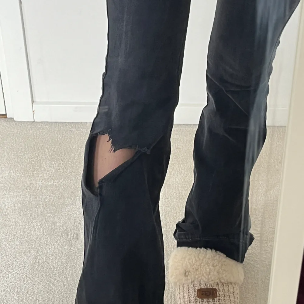 Svarta bootcut jeans / flared leg, midrise.  Väldigt långa, de är modell ”tall”, jag är 163. Står ingen storlek men skulle säga att de nog passar s och m . Jeans & Byxor.