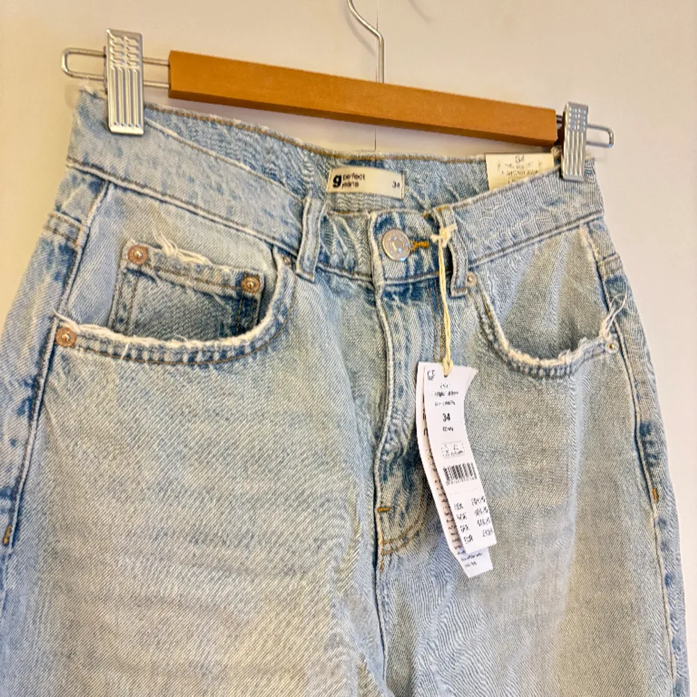 Superfina jeans från Gina Tricot, helt nya och väldigt populär modell!! Säljes pga. för små för mig🫶🏻. Jeans & Byxor.