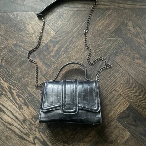 Väska  - Säljer denna väska från Zara då jag inte använder den längre. Fint skick, skriv för fler bilder🖤