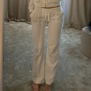 Juicy byxor - Säljer dessa vita juicy byxor. Köpte för några månader sen och har andvänds Max 3 gånger.