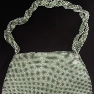 Väska  - Säljer denna väska från NA-KD. Bra skick, endast använt en gång💚