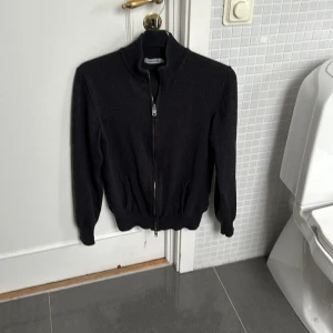 J .Lindeberg Fullzip - Säljer J Lindberg fullzip, bra skick storlek S passar XS