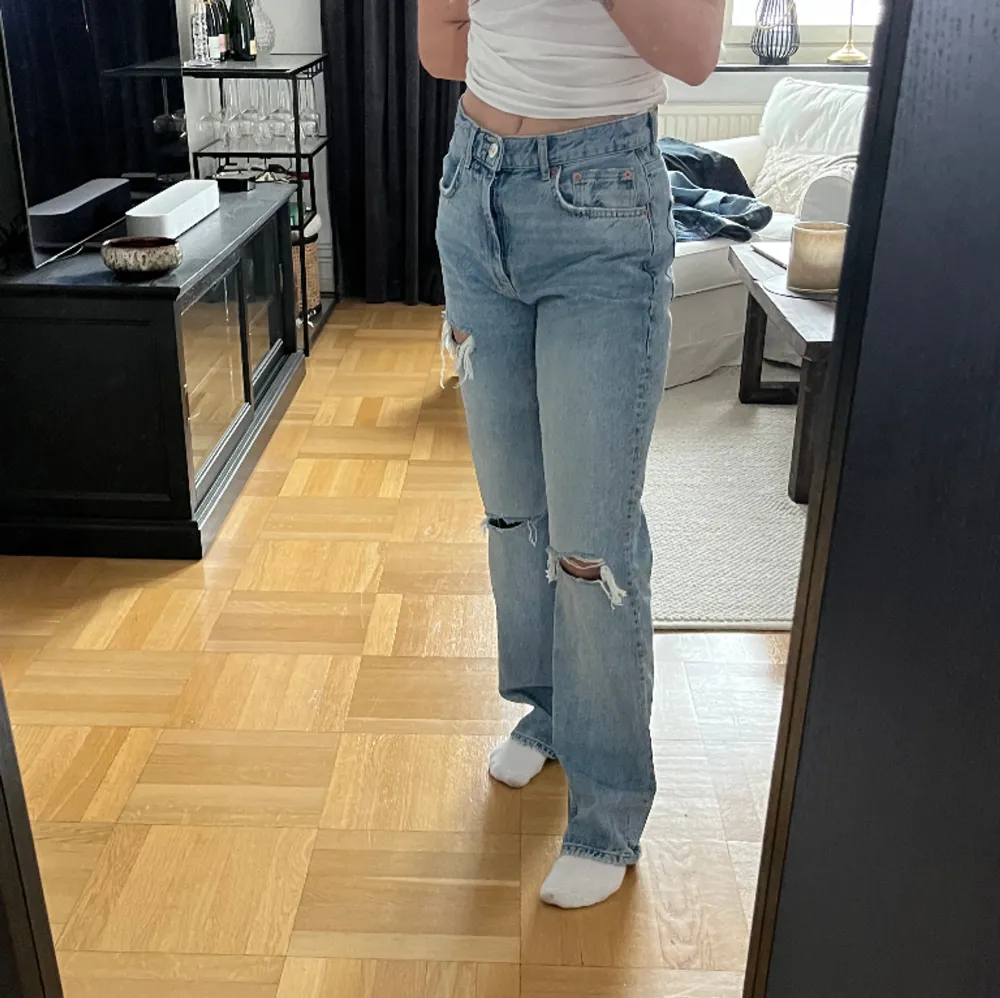 Nästan helt nya jeans från Gina Tricot, använda 1 gång men tyvärr för stora som kanske syns på bilderna… . Jeans & Byxor.